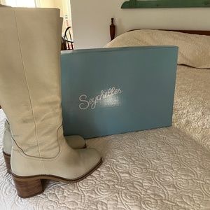 Gorgeous off white Seychelles boots